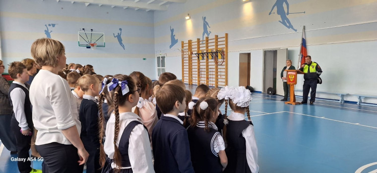 С учениками первых одиннадцатых классов проведены беседы по ЧС, ПДД.